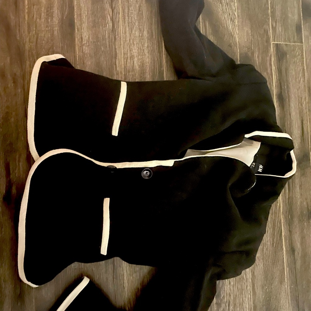 Ladies h and m blazer. Black and white. Short fit